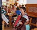 Bild: ds
Mit Musik, Gesang und schönen Kurzgeschichten aus dem Alltag bereicherte Karin Bleisteiner den Seniorennachmittag.