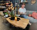 Bild: Gabi Schönberger
Renate Richter sitzt hier nicht im Wohnzimmer, sondern inmitten ihrer Ware. Die verkauft sie zurzeit noch in der Judengasse, in einigen Wochen aber auf dem Unteren Markt.