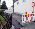 Bild: bkr
Nur 32 Meter misst die Verbindung von der Bergstraße zum Ringweg. Doch droht, ein Teil von ihr wegzubrechen, weil die Palisaden auf dem Privatgrund (links) stark nach innen neigen. Die Gemeinde versucht nun, eine für alle verträgliche Lösung zu finden. Bis dorthin bleibt der Verbindungsweg gesperrt.