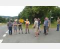 Bild: mad
Eine Gruppe unternimmt mit Michael Kraus eine Exkursion in die Flur Nord.