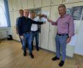 Bild: Gemeinde Furth/exb
Prozessbegleiter Dr. Klaus Zeitler mit den Bürgermeistern Andreas Horsche, Rico Schmidt und Lothar Müller (von links) vor der Karte, die die Mitgliedsgemeinden des Projekts Zukunftswerkstatt Kommune zeigt.