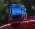 Symbolbild: Robert Michael/dpa-Zentralbild/ZB/Symbolbild
Ein Blaulicht leuchtet auf dem Dach eines Einsatzfahrzeugs der Feuerwehr. Am Donnerstag, 20. Juli, war ein Einsatz in Atzlricht notwendig.