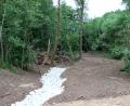 Bild: lep
Unter der B470 geht der Kanal direkt zur Kläranlage. Am Schacht (hinten Mitte Bild) wurde der neue Kanal angeschlossen. Das Biotop, hinter dem Erdwall am Bauhof wurde erhalten.