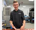 Bild: Edeka-Legat/exb
Seit Anfang Juli ist der 19-jährige Cedrik Legat aus Kondrau Metzgermeister – das Foto zeigt ihn bei der Herstellung von Bratwürsten in der Metzgerei des Edeka-Markts in Neustadt/WN. Dort ist der Sohn von Claudia und Stefan Legat vorübergehend im Einsatz.