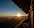 Bild: Andreas Drouve/dpa
So kann ein Tag starten: Sonnenaufgang an der Ostler-Hütte auf dem Breitenberg.