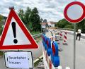 Bild: Gabi Schönberger
Nur Fußgänger und kreuzende Bauarbeiter sind derzeit auf der Waldnaabbrücke in Neustadt/WN unterwegs.