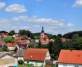 Bild: ds
Als ein markantes Wahreichen von Etzelwang präsentiert sich der Kirchturm von St. Nikolaus mit seinem charakteristischen Zwiebelturm, der allerdings hauptsächlich durch Feuchtigkeit Schaden genommen hat und somit aus dem Lot geraten ist.