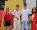 Bild: sne
Klassenlehrerin Stefanie Zimmermann (links) und Schulleiterin Anja Bräu beglückwünschten die Jahrgangsbesten Patrick Rugoczki (Zweiter von links) und Leon Bandorf.