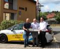 Bild: lep
Im Auftrag der Marktgemeinde wurden weitere 202 Straßenleuchten auf LED-Technik umgerüstet. Von links: Gerhard Schmerber, technischer Bau Kundencenter Weiden, Bürgermeister Jürgen Kürzinger und Markus Windisch, Kommunalbetreuer Bayernwerk zeigen die neu verbaute Lampe Siteco SL 11 mini.