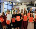 Bild: le
Die Grund- und Mittelschule Floß verabschiedet 16 Absolventen, die ihre Abschlusszeugnisse in einer würdigen Feier erhalten.