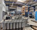 Bild: Portner
Blick in die Produktionshalle der Hauser Metall GmbH im Industriegebiet West in Oberviechtach; links im Bild der Schweißroboter.
