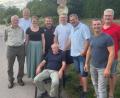 Bild: M. Dobmeier/exb
Familie, Nachbarn und Vereine hatten sich zum 70. Geburtstag von Eduard Dippel (vorne sitzend) etwas Besonderes einfallen lassen: Eine Überraschungsparty auf dem Nachbarhof.