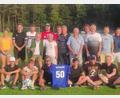 Bild: M. Homolkova/exb
Mannschaft und Fans des Fußballklubs Pocinovice waren der internationale Tupfer des Jubiläumsturniers des SC Altfalter anlässlich dessen 50-jährigen Gründungsfestes. Die Bürgermeister Franz Grabinger und Marie Homolková (Mitte von links) prosteten dem SCA zu, dem die Gäste ein Jubiläumstrikot überreichten.