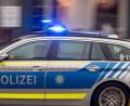 Bild: Peter Kneffel/dpa/Symbolbild
Ein Fahrzeug der bayerischen Polizei fährt mit Blaulicht durch die Innenstadt.