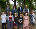 Bild: dob
Sechs Jungen und Mädchen werde aus dem Sonderpädagogischen Förderzentrum "Schule am Schloss Friedrichsburg" entlassen. Rektor Michael Raab, Konrektorin Alexandra Bayer, Klassenlehrer Christian Strasser und Bürgermeister Andreas Wutzlhofer (hintere Reihe, von links) gratulieren den Jugendlichen zum bestandenen Schulabschluss.