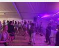 Bild: Frauenreuther, Margit [fmt]
Die Nacht zum Tag gemacht haben die Gäste am Samstag im Festzelt.