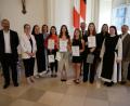 Bild: hmr
Zum Gruppenbild mit den vier besten Absolventinnen stellten sich von links 10a-Klassenleiter Gerhard Skupin, Direktorin Kerstin Reiter, Priorin Sr. Sophia Schlembach, 10b-Klassenleiterin Martina Kick-Wittmann, Susanne Männer, Lena Hecht, Laura Laubig, Landrat Roland Grillmeier, Hannah Siller, Elternbeirätin Sandra Teubner, Konrektorin Sr. Raphaela Kratzer und Alfred Benkner, der ehemalige Lehrer und Zweite Vorsitzende des Fördervereins.