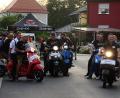 Bild: Kunz
Die "Boogie-Tones" werden mit der Vespa zur Bühne gefahren.