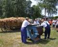 Bild: gi
In der Windmühle wurde das Getreide gereinigt, also die Spreu von den Getreidekörnen getrennt. Die Feuerwehr Saubersrieth-Niederland zeigte bei ihrem Sommerfest, wie früher in der Landwirtschaft gearbeitet wurde.