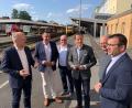 Bild: Gabi Schönberger
Die Bahnmanager Matthias Trykowski (links) und Norman Wilk (rechts) diskutieren mit einer CSU-Delegation um Albert Rupprecht (Dritter von rechts) über den barrierefreien Umbau des Weidener Bahnhofs.
