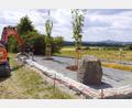Bild: bkr
Ein zum Rasten einladendes Plätzchen entsteht zwischen Kulmain und Zinst – noch fehlen aber Tische und Bänke. Die Arbeiten des Gartenbaubetriebs Bierschenk aus Kirchenpingarten neigen sich dem Ende zu.