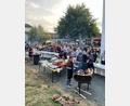 Bild: Nina Bergmann/Kolpingsfamilie Waldthurn
Beim "Live-cooking" an den Feuerplatten konnten die Besucher zuschauen wie ihr Burger frisch zubereitet wird.