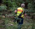 Bild: Fabian Sommer/dpa
Ein Gemeindejäger läuft im Bereich der südlichen Landesgrenze von Berlin durch einen Wald.