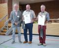 Bild: Amt für Ernährung, Landwirtschaft und Forsten Fürth-Uffenheim/exb
Josef Hofbauer (links) zeichnete Bernhard Richter (Mitte), den Chef der Amberger Stadtgärtnerei aus. Zu den Geehrten gehörte auch Leo Graml aus Obertraubling (rechts).
