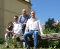 Bild: Kloster Ensdorf/exb
Die neuen Bänke im Klosterpark werden sofort in Beschlag genommen.