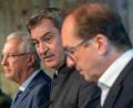 Bild: Peter Kneffel/dpa
Joachim Herrmann, (CSU, von links) Markus Söder und Alexander Dobrindt bei der Pressekonferenz nach der Sitzung des CSU-Vorstands am Montag.