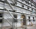 Bild: Regens Wagner Michelfeld/Matthias Flierl/exb
Die Außenfassade von Bauabschnitt 1 im Kloster Michelfeld ist bereits gestrichen. Bis zum Herbst ziehen zehn Menschen mit Behinderung in das ehemalige „alte Schulhaus“ ein.
