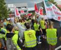 Bild: Kunz
200 Mitarbeiter streiken vor dem Logistikzentrum der Firma Witt in der Hutschenreutherstraße.