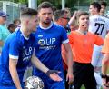 Bild: Werner Franken
Anstatt einen Einwurf schnell auszuführen, kam es in der Schlussminute zu Tumulten vor der Bank des TSV Seebach. Mittendrin: Simon Kasper (links), der die Rote Karte sah und von Josef Rodler beruhigt wurde.