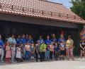 Bild: mas
"Ihr seid spitze", gratulierten die Kleinen des Kindergartens St. Martin der Ambulanten Krankenpflege St. Georg zum Jubiläum. Stadtpfarrer Josef Häring segnete das neue Carport für den Fuhrpark der Schwestern