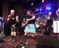 Bild: e
Die Band "Rammeschucksn" lässt den Großen Saal im Theuerner Schloss erbeben.