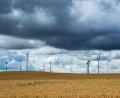 Symbolbild: Jens Kalaene7dpa
Windräder inmitten landwirtschaftlicher Flächen. Gut möglich, dass sich ein ähnliches Szenario in einigen Jahren auch auf dem Weidener Stadtgebiet bietet.