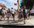 Bild: Ertl, Willi
Die vielen Tanzproben haben Früchte getragen. Voller Elan legen die zwölf Sorghofer Kirwapaare gepflegte Tanzschritte zu Polka, Walzer und Boarischen auf den Tanzboden. Das Publikum ist begeistert.