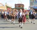 Archivbild: Gabi Schönberger
Den Festzug zum Volksfest (hier 2018) führt stets die Stadtkapelle an. Künftig sollen die Musiker und alle anderen Teilnehmer wieder länger marschieren.