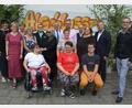 Bild: jr
Michelle Schrenk, Michelle Pakull und Dustin Bielert (vorne, von links) sowie Adrian Söllner (fehlt auf dem Bild) wurden am Förderzentrum Mitterteich verabschiedet. Es gratulierten unter anderem Schulleiter Klaus Jahn und Lebenshilfe-Geschäftsführer Berthold Kellner (von rechts) sowie Landrat Roland Grillmeier (hinten, Mitte).