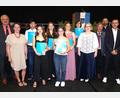 Bild: Mittelschule Mitterteich/exb
Die drei Besten jeder Klasse wurden besonders gewürdigt und mit Präsenten bedacht. Im Bild (von links) Quyen Vu (Note 1,3), Sophia Maier (1,6), Lea Bachofner (1,6), Agnes Krämer (1,3), Leni Lindner (1,8) und Timo Weidhas (1,2). Es gratulierten (von links)
Leonbergs Bürgermeister Johann Burger, Lehrerin Tanja Zeus, Rektorin Gisela Kastner, Mitterteichs Zweiter Bürgermeister Johann Brandl, Elternbeiratsvorsitzender Christian Strunz und Lehrer Markus Männer.