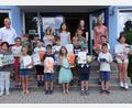 Bild: bö
Mit Begeisterung nahmen die Kinder der Erasmus-Grasser-Grundschule in Schmidmühlen am Raiffeisen-Jugendwettbewerb teil. Nun wurden die Sieger geehrt. Ihnen gratulierten Geschäftsstellenleiter Josef Bäuml (hinten, links) sowie (hinten, von rechts) Rektorin Sabine Lubich und Bankmitarbeiterin Nele Söder.