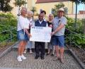 Bild: jow
Eine Spende für die Innenrenovierung der Pfarrkirche St. Walburga übergeben (von links): Pfarrgemeinderatssprecherin Waltraud Glöckner, Brunhilde Ram, Pfarrer Moses Gudapati, Tanja Wendl, Ramona Beyerlein und Kirchenpfleger Franz Weiß.