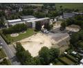 Bild: Wolfgang Erhart/exb
Wegen der Bauarbeiten (Bild) für das neue Kinderhaus musste der Bolzplatz weichen. Im Hintergrund die entkernte Grundschule. Hier läuft die Sanierung.