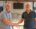 Bild: mfh
Königsteins Bürgermeister Jörk Kaduk (links) gratuliert dem neuen Marktrat .Hans Scheibeck (rechts).