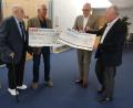 Bild: usc
Insgesamt 5000 Euro spendeten golfende bayerische Freimaurer an die Amberger Tafel. Von links: André Jantzi, Jürgen Stauber, Volkmar Göbel und Michael Gleich.