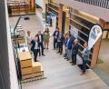 Bild: Peter Geyer/exb
Der Leiter des IGZ-Innovation- und Competence-Centers, Andreas Spangler (links), zeigte den Gästen die verschiedenen Projekte.