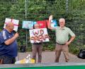 Bild: gel
Nach 15 Jahren erhält der DFB-Mini-Kunstrasenplatz in der Dreifaltigkeitsschule einen Namen: Wolfgang-Dandorfer-Arena. Symbolisch überreichten Rektor Udo Leitz (Mitte) und Organisator Thomas Gebele (links) an den Alt-OB Wolfgang Dandorfer (rechts) einen Schriftzug aus Brezenteig.