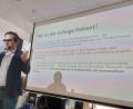 Bild: exb/Cornelia Lochner
Viele interessante Infos, beispielsweise von Professor Christian Taeger aus München, erwarteten die Besucher.