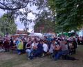 Bild: gra
Viele Besucher strömen zum Dorffest in Pleisdorf und freuen sich über einen schattigen Platz unter den Bäumen.
