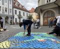 Bild: upl
Schüler des Erasmus-Gymnasiums brachten Farbe in den Stadt und Ruhe auf den Hallplatz.
